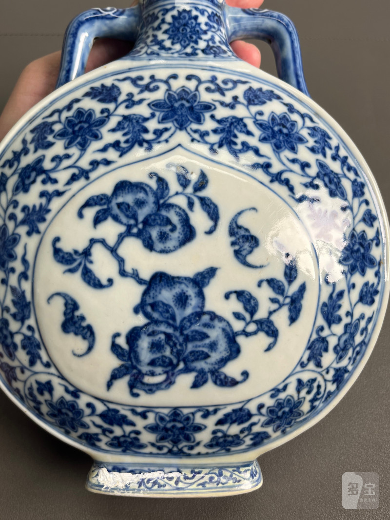 清乾隆  青花缠枝花卉福寿纹抱月瓶 - 图16
